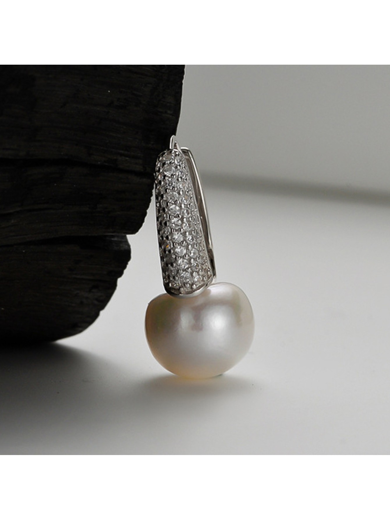 Simple and fashionable S925 pure silver natural freshwater pearl ear buckle women's super sparkling diamond geometric earrings 
